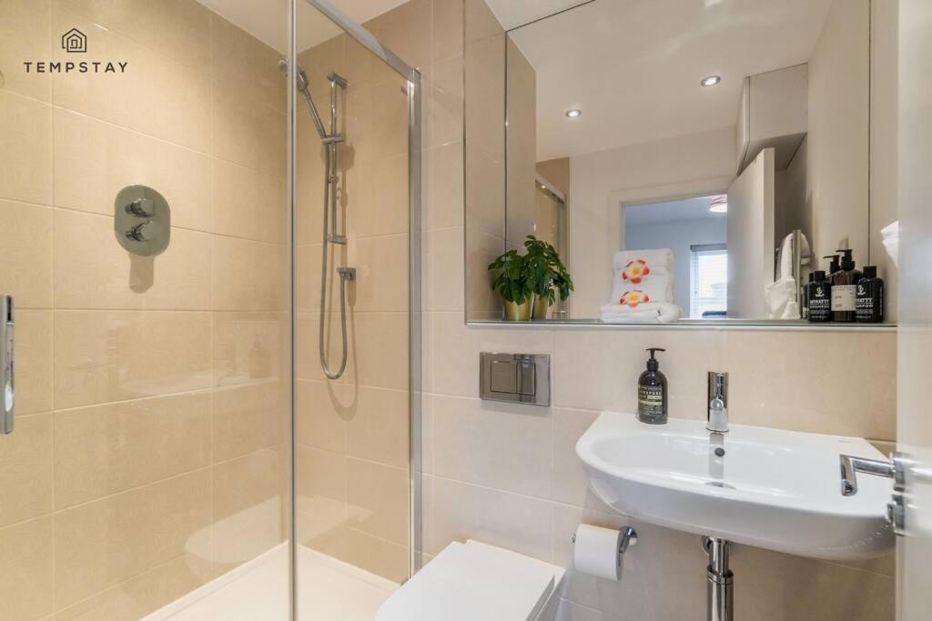 Stylish 4 Bed Family Home At Madejski, Reading University المظهر الخارجي الصورة