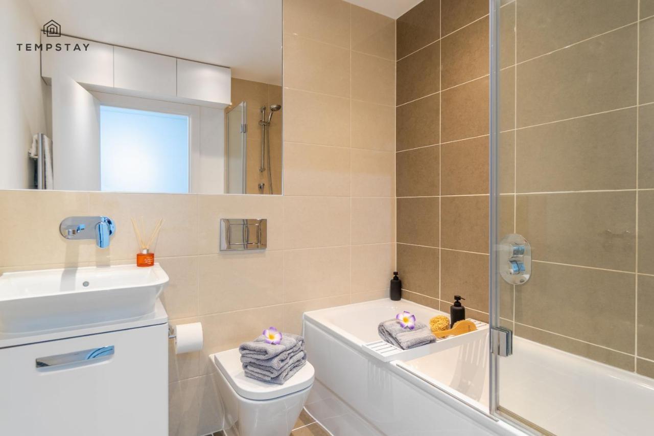 Stylish 4 Bed Family Home At Madejski, Reading University المظهر الخارجي الصورة